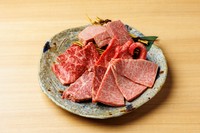 希少部位フィレを主役に、大黒千牛の赤身から霜降りまでの厳選部位を盛り込んだ各60g、計300gの特選盛り合わせ。
