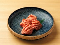 タン元の部分で牛一頭からわずか200gしか取れない1番の希少部位で、繊維がきめ細かく脂がしっかりと乗った肉質です。わさびと塩かレモンで食べていただくと旨味と甘味がしっかりと感じられます。