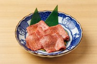 タン元の部分で牛一頭からわずか200gしか取れない1番の希少部位で、繊維がきめ細かく脂がしっかりと乗った肉質です。わさびと塩かレモンで食べていただくと旨味と甘味がしっかりと感じられます。