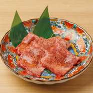 サクッとした食感と濃厚な旨味が楽しめるタン中の希少部位。牛一頭からわずか400gのみ、レモンを添えると旨味と甘みがより際立ちます。