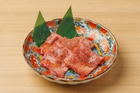 サクッとした食感と濃厚な旨味が楽しめるタン中の希少部位。牛一頭からわずか400gのみ、レモンを添えると旨味と甘みがより際立ちます。