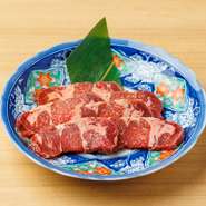 通常のタンとは一味違う、カルビのような甘みのある脂が特徴の希少部位です。タレがよく染み込む部位の特性を活かし、当店自慢の自家製モミダレにしっかりと漬け込むことで、お肉の旨みをさらに引き立たせました。