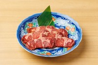 通常のタンとは一味違う、カルビのような甘みのある脂が特徴の希少部位です。タレがよく染み込む部位の特性を活かし、当店自慢の自家製モミダレにしっかりと漬け込むことで、お肉の旨みをさらに引き立たせました。
