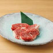 ハラミ（カクマク）と同じ横隔膜の一部ですが、脂の甘みが特徴のハラミと比べ、サガリは「お肉本来の強い旨み」を味わえるのが魅力です。あっさりとしつつも柔らかい肉質は、当店自慢の自家製ダレと相性抜群！