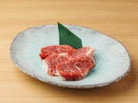 ハラミ(カクマク)と同じ横隔膜の一部ですが、脂の甘みが特徴のハラミと比べ、サガリは「お肉本来の強い旨み」を味わえるのが魅力です。あっさりとしつつも柔らかい肉質は、当店自慢の自家製ダレと相性抜群!