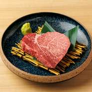 肉質の繊維が細かく、赤身の中でも特に柔らかくヘルシーな和牛フィレステーキ（ヘレステーキ）。牛一頭から約10kgしか取れない希少部位を、わさび醤油であっさりとどうぞ。