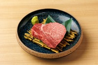 肉質の繊維が細かく、赤身の中でも特に柔らかくヘルシーな和牛フィレステーキ(ヘレステーキ)。牛一頭から約10kgしか取れない希少部位を、わさび醤油であっさりとどうぞ。