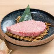 「大黒千牛」のおいしさの真価を心ゆくまで体感できる最高級部位。月齢やサイズにこだわり、無駄な脂肪のない小ぶりな雌牛のみを厳選。きめ細かく柔らかな肉質と豊かな旨みを心ゆくまで味わえる逸品です。