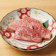 脂の甘みが楽しめる定番カルビ。濃厚でジューシーな味わい。