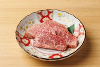 脂の甘みが楽しめる定番カルビ。濃厚でジューシーな味わい。