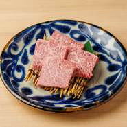 きめ細かい霜降りの上質部位。とろける食感と深い旨みが特徴。