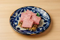 きめ細かい霜降りの上質部位。とろける食感と深い旨みが特徴。