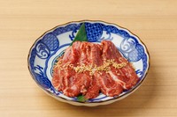 旨味がしっかりと感じられるヘルシーな和牛ツラミは、女性にも人気の希少な頬肉。和牛一頭から約2キロしか取れない部位。自家製ダレとの相性も抜群です。