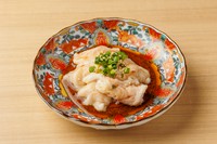 脂の旨味が際立つ「てっちゃん」は、内臓のシマチョウという腸の部位。自家製ダレはもちろん、塩を少し付けると甘みが増しておすすめです。