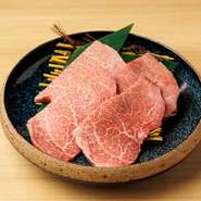 肉質の繊維が細かく、赤身の中でも特に柔らかくヘルシーな和牛ヘレステーキ。牛一頭から約10キロしか取れない希少部位です。お子様でも召し上がっていただきやすいよう、薄切りでお出しします。
