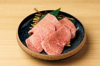 肉質の繊維が細かく、赤身の中でも特に柔らかくヘルシーな和牛ヘレステーキ。牛一頭から約10キロしか取れない希少部位です。お子様でも召し上がっていただきやすいよう、薄切りでお出しします。