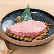 月齢やサイズにこだわり、無駄な脂肪のない小ぶりな雌牛のみを厳選。きめ細やかで柔らかな肉質、上品な旨みが堪能できる自慢のフィレです。お子様でも召し上がっていただきやすいよう、薄切りでお出しします。