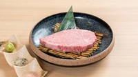月齢やサイズにこだわり、無駄な脂肪のない小ぶりな雌牛のみを厳選。きめ細やかで柔らかな肉質、上品な旨みが堪能できる自慢のフィレです。お子様でも召し上がっていただきやすいよう、薄切りでお出しします。