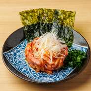 程よく脂が乗った和牛の赤身部位のみを使用。旨味たっぷりの肉を自家製ユッケダレと卵黄にしっかり絡めて味わう贅沢な一品です。