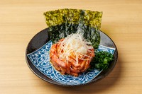 程よく脂が乗った和牛の赤身部位のみを使用。旨味たっぷりの肉を自家製ユッケダレと卵黄にしっかり絡めて味わう贅沢な一品です。