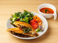 極上和牛の「肩ロース」と「ランプ」を贅沢に使用した、大人のための本格ホットサンドです。 圧力鍋でホロホロになるまで炊き上げ、手作業で丁寧に裂いた自家製「プルドビーフ」をたっぷりとサンド。