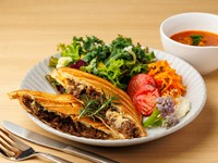 極上和牛の肩ロースとランプを贅沢に使用した本格ホットサンドです。 ホロホロになるまで炊き上げ、丁寧に裂いた自家製「プルドビーフ」に、ボリューム満点の「三層チーズ」をたっぷりとサンド。