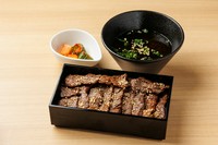 自家製のモミダレにじっくりと漬け込み、柔らかさと肉々しい食べ応えを最大限に引き出したハラミ（US産）を、一枚一枚丁寧に焼き上げたボリューム満点のお重。仕上げに香ばしい自家製ダレをたっぷりとかけてご提供。