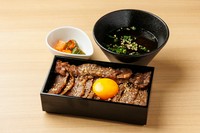 極上和牛「大黒千牛」の、ハラミに近く旨みが濃い「インサイド（外バラ）」などを贅沢に使用した特製焼肉重。自家製モミダレに軽く漬けたお肉を低温調理でじっくりと火を通し、仕上げに香ばしく炙ってご提供します。