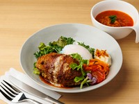 極上和牛と、沖縄ブランド豚「あぐー豚」を6：4の黄金比で配合した特製ハンバーグが主役の新感覚ロコモコです。 ソースには和風仕立ての「白ポン酢のエスプーマ（泡状ソース）」を採用。