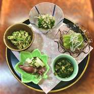 シェフ自ら毎週山に入りその季節の旬を盛り合わせます。菜の花の辛子和え、ウルイと白子、ウコギのホロホロ、ウドとホタルイカ、コゴミのゴマ和え。その他にも週単位で変わる旬を提供しております。