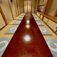 2階お座敷席は2部屋に仕切られており、2名様～14名様までご案内可能となっております。
