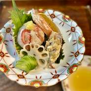 岩手県宮古港で朝水揚げされた毛蟹を生きたまま午後には配達していただき、毛蟹本来の味を一口でご賞味して頂けるよう一皿に仕上げております。