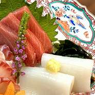 惣門の主軸となるお刺身。本鮪はしっかりと脱水する事で鮪本来の味を引き立てます。白身魚は氷冷熟成により、旨味を感じれるように。烏賊は宮古湾で朝に水揚げされた物を午後には配達してもらい提供しております。