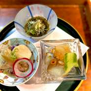 上から、もずく酢と薬味合え。左、フグの焼白子の鬼おろし合え。右、タコとクラゲの酢の物。一手間を与える事でその時期の旬を感じれる一皿です。