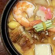 惣門名物の茶碗蒸し。鰹と昆布の合わせ出汁の地に海老、帆立、鰻、烏賊、蟹、焼き雲丹、煮鮑、銀杏、生麩、ナメコの具材が入った茶碗蒸しです。