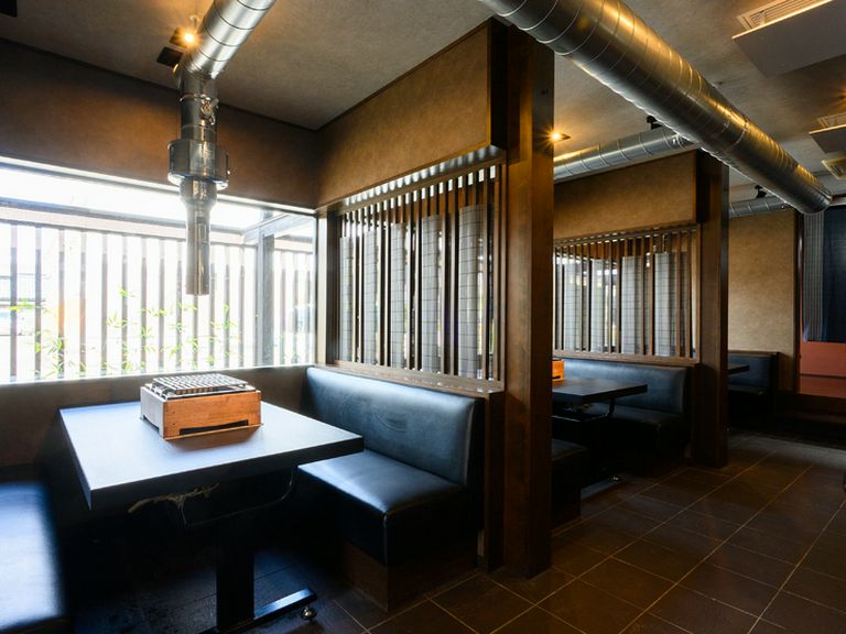 高級感と落ち着きのある店内。席は利用シーンに合わせて選択可能