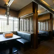 店内は、洗練された高級感と落ち着いた雰囲気に溢れています。カウンター7席のほか、6名掛けのテーブル席3卓、6名掛けの小上がり席2卓が用意されています。席は利用シーンに合わせて選択可能です。
