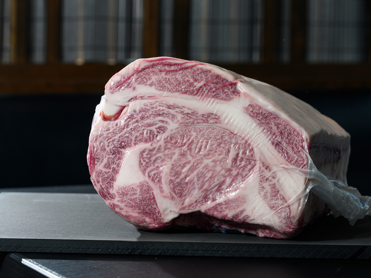 With its superb meat quality, both the lean and marbled cuts are exquisite. Fukui Prefecture's brand beef, "Wakasa Beef."