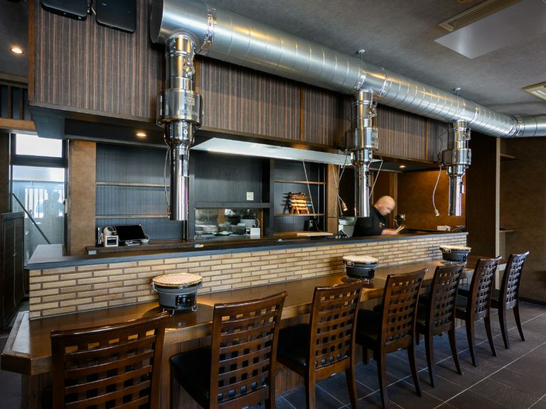 【炭火焼肉割烹　士士】のウリは、“ライブ感”と“距離感”。