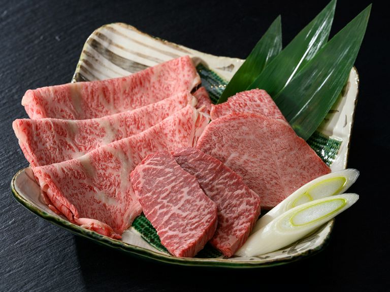 厳選した肉の盛り合わせは、その日の良質な部位を贅沢に使用。看板メニューの一つ『和牛盛り合わせ』