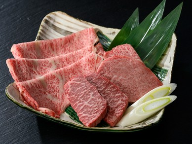 厳選した肉の盛り合わせは、その日の良質な部位を贅沢に使用。看板メニューの一つ『和牛盛り合わせ』