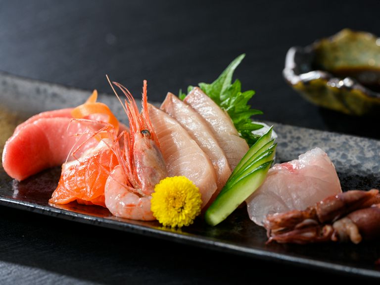 季節感と盛り付けの美しさを大切に。その日一番の鮮魚を贅沢に盛り込んだ『お造り盛り合わせ』