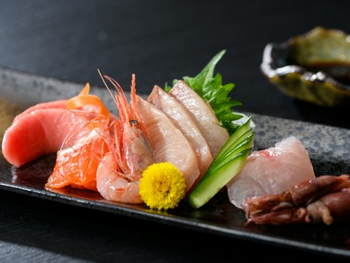 季節感と盛り付けの美しさを大切に。その日一番の鮮魚を贅沢に盛り込んだ『お造り盛り合わせ』