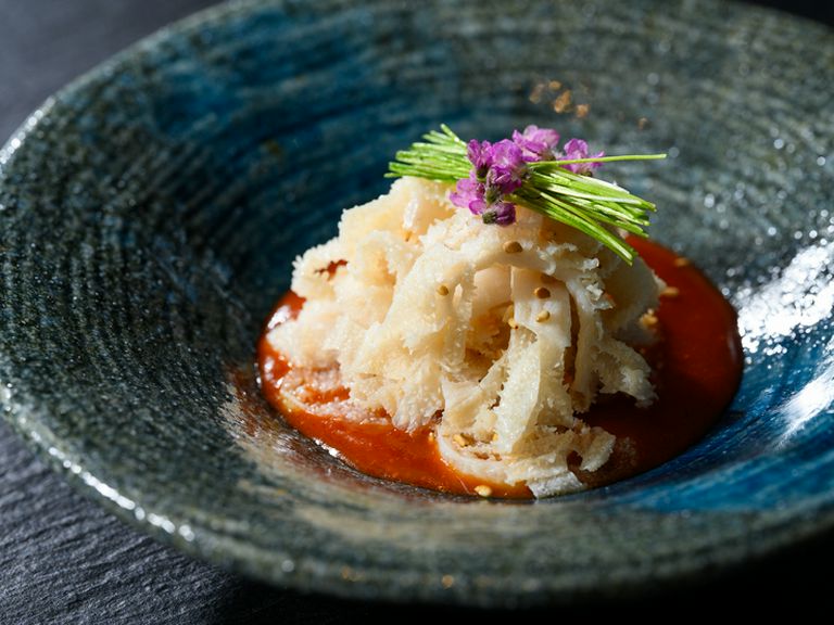 店主イチオシメニュー。コリコリしていて臭みもないのでお酒のあてとしてピッタリ『白せんまい刺し』