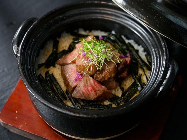 香ばしく焼き上げた和牛を、艶やかなご飯に『和牛ひつまぶし』