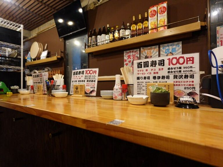 活気と居心地を感じるカジュアルな立ち飲み空間
