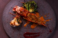 選りすぐりの旬食材を用い、カスタマイズした料理と構成でもてなす特別コース。その日最も輝く食材を、最高のおいしさと趣向に仕立てて提供します。料理の詳細はその日のお楽しみ！
※３日前までの予約制