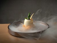 写真は春の一例、『葉酸たまごのミ・キュイ 桜の燻製』。半熟卵を軸に春野菜やカダイフで鳥の巣を表現し、桜チップの燻製で春の香りをプラス。季節に応じて、フラン、クリームブリュレなども提供予定です。