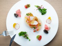 旬の贅沢食材タラバ蟹を炭火焼きして土佐酢ジュレをかけ、優しい味に煮た京小蕪と合わせた一皿。周囲を彩る野菜の盛付けも美しく、春の到来と旬の美味を物語のある皿で愛でられます。
春の『彩コース』の一品例。
