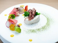春の前菜の一例。新鮮な蛍烏賊そのもののおいしさを味わえるよう、イタリアンのアーリオ・エ・オーリオの調理技で火入れし、酒粕のブランマンジェ、春野菜と合わせて一皿に。盛付けの趣向も心に響きます。
